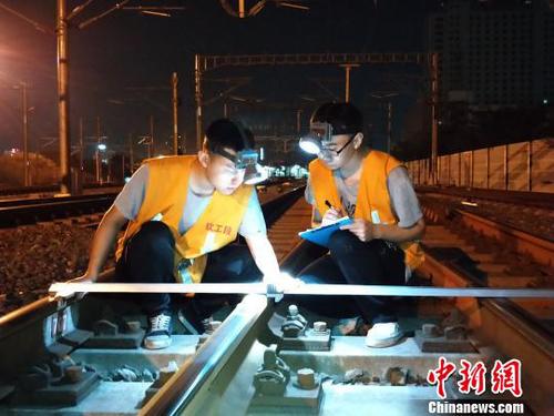 鐵路工人連夜排查線(xiàn)路安全隱患?！¤F路供圖　攝