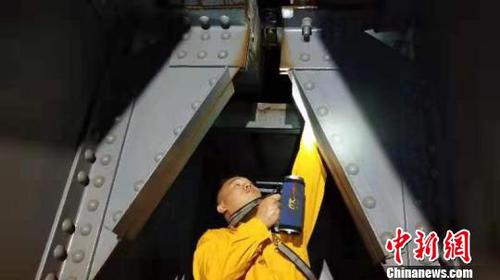 玉林工務(wù)段工人連夜巡視鐵路線(xiàn)路、檢查橋梁，排除安全隱患。　鐵路供圖 攝