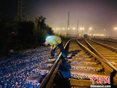 鐵路工人排查線(xiàn)路安全隱患?！¤F路供圖 攝