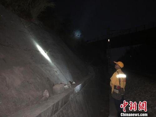 鐵路工人排查鐵路沿線(xiàn)邊坡安全隱患?！¤F路供圖 攝