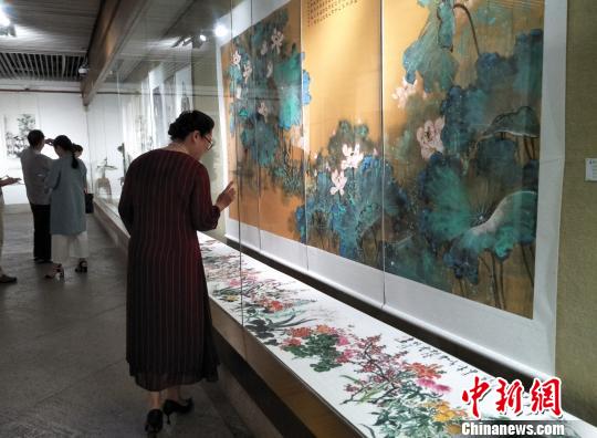 《百花爭(zhēng)艷》的15米長(zhǎng)卷，令觀眾流連忘返?！≈鬓k方供圖 攝