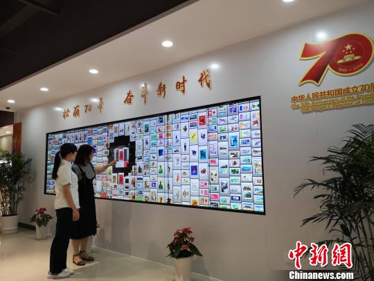 市民參觀(guān)中國(guó)2019世界集郵展覽永久會(huì)址 李漢梅 攝