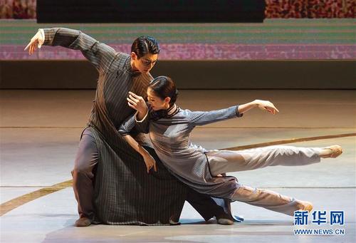 上海歌舞團(tuán)演員在第十二屆中國(guó)藝術(shù)節(jié)閉幕式上匯報(bào)演出獲得文華大獎(jiǎng)的舞劇《永不消逝的電波》選段（6月2日攝）。 新華社記者 任瓏 攝