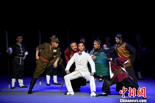 圖為現(xiàn)代瓊劇《紅色娘子軍》劇照?！●樤骑w 攝