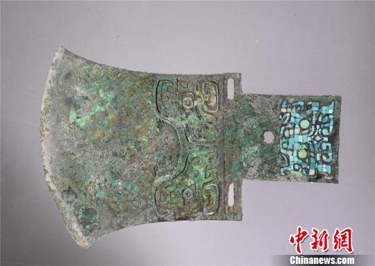 嵌綠松石青銅鉞。國(guó)家博物館供圖