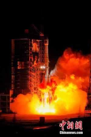 北京時(shí)間10月17日23時(shí)21分，中國在西昌衛(wèi)星發(fā)射中心用長征三號乙運(yùn)載火箭，成功將通信技術(shù)試驗(yàn)衛(wèi)星四號發(fā)射升空，衛(wèi)星順利進(jìn)入預(yù)定軌道，任務(wù)獲得圓滿成功。郭文彬 攝