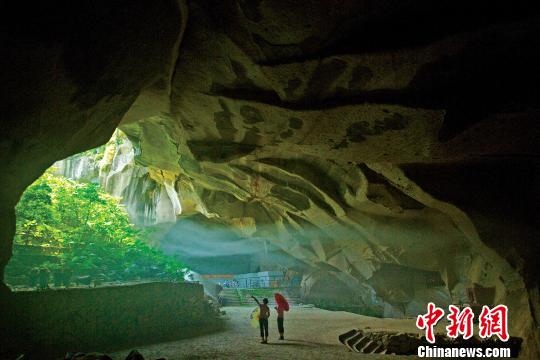 西樵山采石場(chǎng)出產(chǎn)的霏細(xì)巖是珠三角先民制作細(xì)石器的主要原料。通訊員 供圖