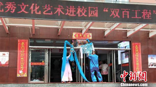 現(xiàn)在通過非遺進校園、進社區(qū)、進軍營、送戲下鄉(xiāng)等涉及多個領(lǐng)域的活動，與大家互動。　吳瓊 攝