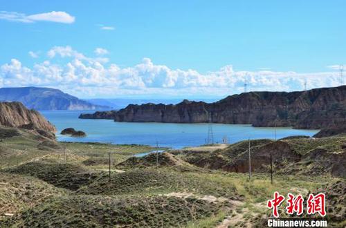 圖為龍羊湖湖面。(資料圖) 魯?shù)り?攝