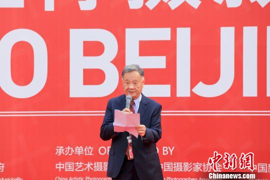 19日，北京國際攝影周2019組委會執(zhí)行主席、中國藝術攝影學會主席楊元惺在北京國際攝影周2019開幕式上致辭 主辦方供圖