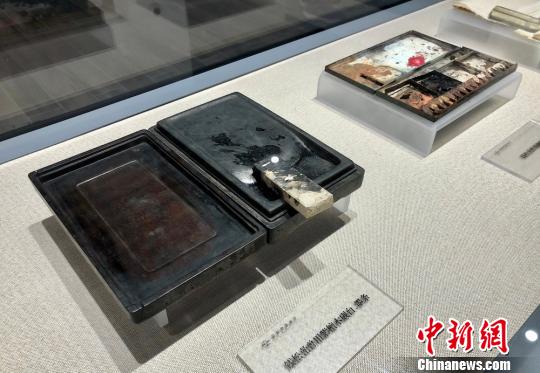 圖為錢松喦生前使用過的硯臺(tái)?！O權(quán) 攝