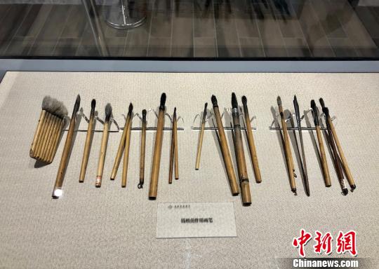錢松喦使用過的畫筆?！O權(quán) 攝