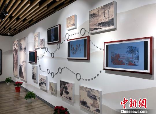 錢松喦藝術(shù)館科技感十足，通過顯示屏，將其畫作進(jìn)行展示?！O權(quán) 攝