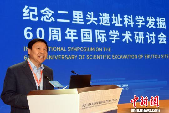 許宏研究員主持紀念二里頭遺址科學發(fā)掘60周年國際學術(shù)研討會?！O自法 攝