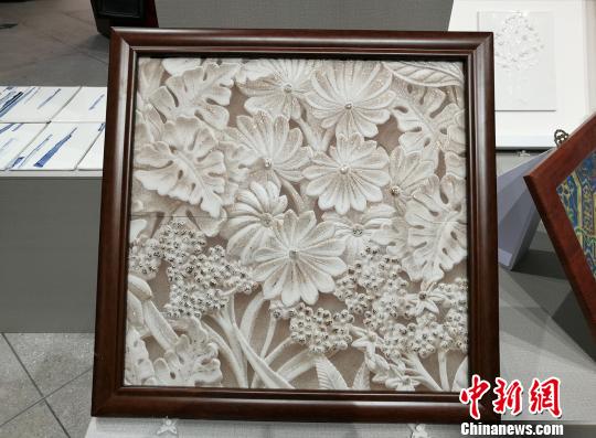 展出的手工瓷磚設(shè)計(jì)作品?！〕叹皞?攝