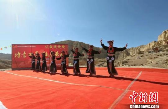 圖為在古格王朝遺址腳下，當(dāng)?shù)孛癖娸d歌載舞迎接詩(shī)歌節(jié)?；顒?dòng)方供圖