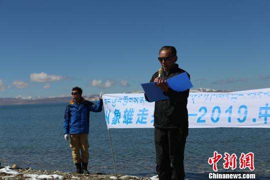 圖為團(tuán)隊(duì)成員在瑪旁雍錯(cuò)湖邊讀詩(shī)?；顒?dòng)方供圖