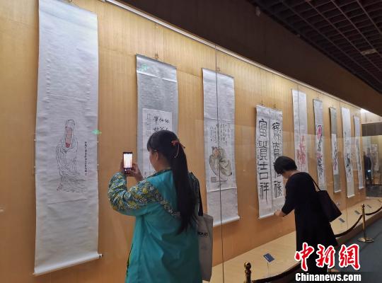 圖為觀眾走進(jìn)濰坊市博物館，參觀齊白石百幅書畫作品展?！≮w曉 攝