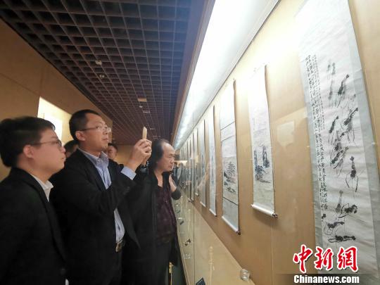 此次展覽較為全面地呈現(xiàn)了齊白石在不同創(chuàng)作階段的藝術(shù)特點(diǎn)?！≮w曉 攝