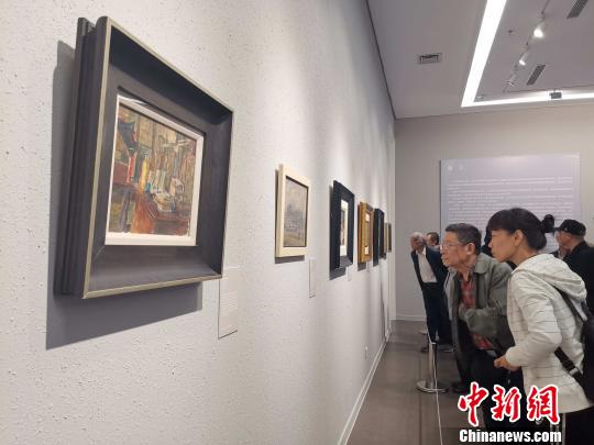 “百年油畫的軌跡——大都美術(shù)館油畫藏品展”20日在濰坊開幕?！≮w曉 攝