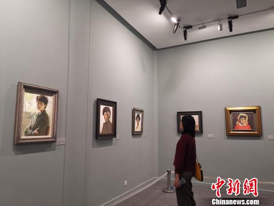 圖為觀眾參觀，“時(shí)代的印記——靳尚誼油畫與素描作品展”?！≮w曉 攝