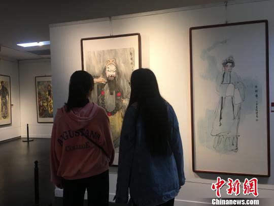 觀眾觀看展覽。　高雨晴 攝