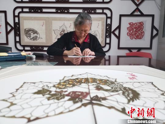 法桐、紫荊、銀杏、冬青等樹木的葉子在她的巧手雕刻下皆華麗變身。春燕剪柳、龍鳳呈祥、鴛鴦戲水、螳螂捕蟬……年逾花甲的都婉莉近20年創(chuàng)作了上千幅作品。　孫宏瑗 攝