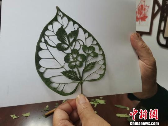 圖為，都婉莉創(chuàng)作的作品“蝶戀花”?！O宏瑗 攝