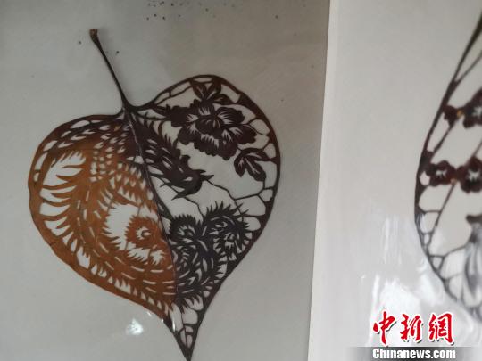 圖為，都婉莉創(chuàng)作的變色葉雕作品?！O宏瑗 攝