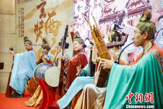 圖為中央民族樂團(tuán)演奏家用敦煌復(fù)原樂器演奏了《玄奘西行》片段《極樂》?！＄娦?攝