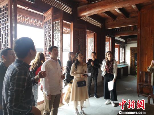 長三角高校學(xué)者走訪良渚古城遺址周圍村落。　張煜歡 攝