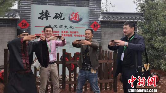 游客體驗(yàn)秦漢酒文化。　魯毅 攝