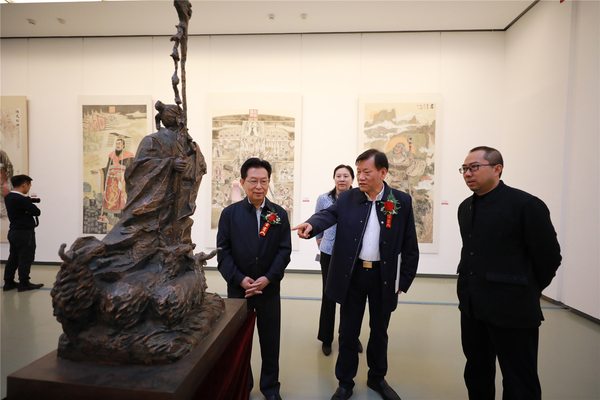 13、嘉賓觀看展覽