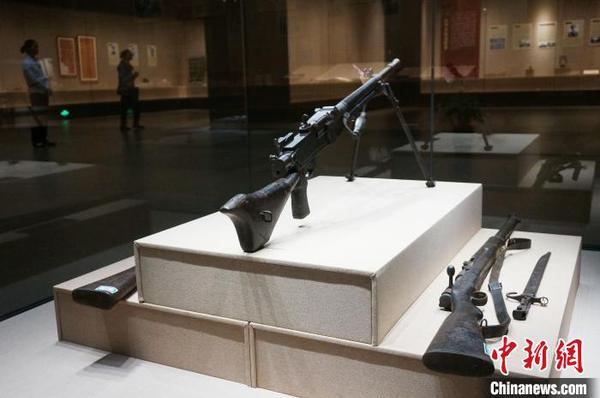 解放戰(zhàn)爭時期輕機槍、步槍。　歐惠蘭 攝