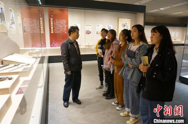 桂林博物館館長唐春松與高校學生分享革命文物故事。　歐惠蘭 攝
