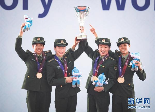 7　10月24日，中國軍事五項(xiàng)選手盧嬪嬪、管超楠、孫洪燕、王堂林（由右至左）在第七屆世界軍人運(yùn)動會頒獎儀式上。新華社記者肖藝九攝