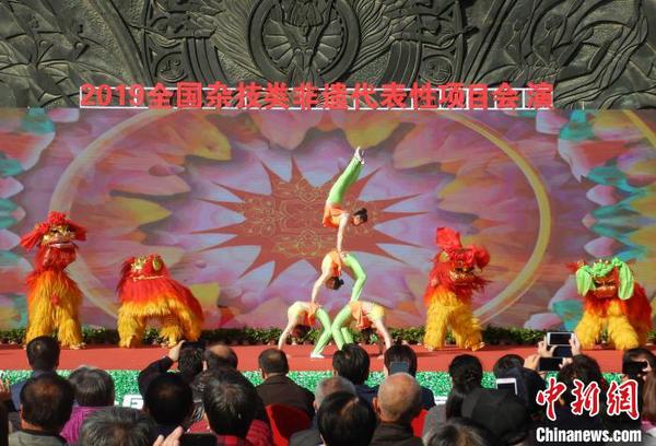 圖為開幕式現(xiàn)場的雜技表演?！〉杂鸺?攝