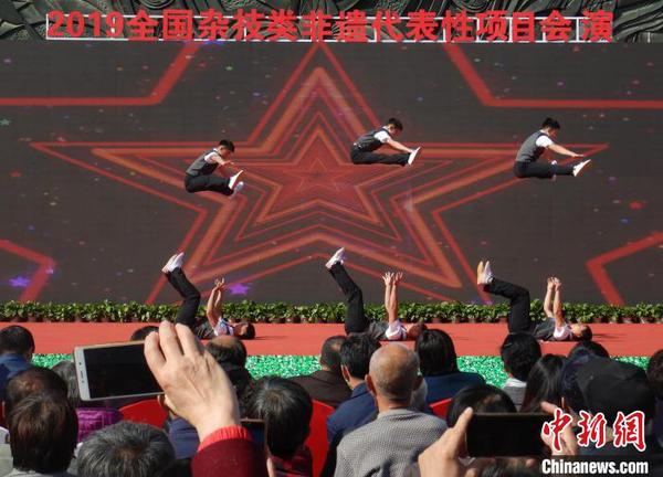 圖為山東雜技表演者上演《蹬人》?！〉杂鸺?攝