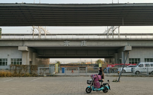 亦莊火車站建成多年來，始終處于封閉狀態(tài)。攝影/新京報記者 裴劍飛