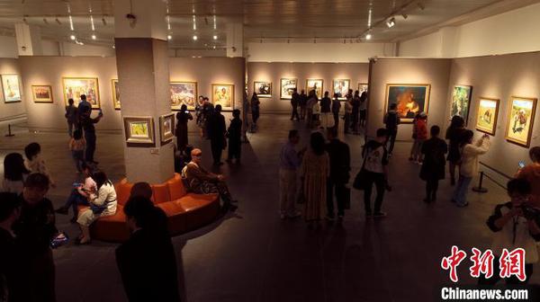132件油畫作品參展。　陳科潤(rùn) 攝