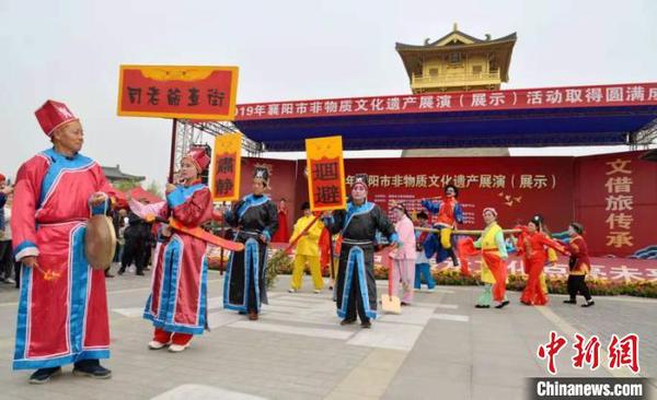 湖北襄陽(yáng)非遺文化展演70多個(gè)項(xiàng)目集中亮相