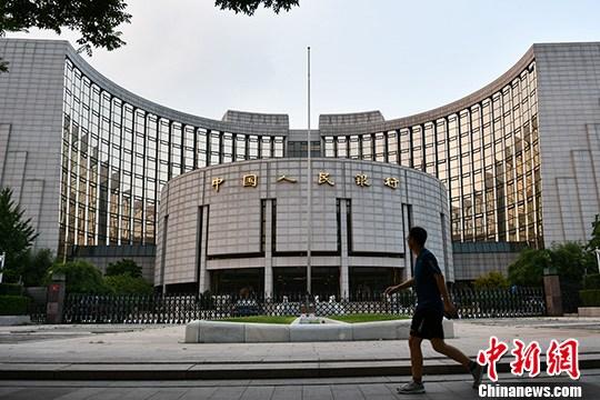 8月17日，為深化利率市場(chǎng)化改革，提高利率傳導(dǎo)效率，推動(dòng)降低實(shí)體經(jīng)濟(jì)融資成本，中國(guó)人民銀行宣布，改革完善貸款市場(chǎng)報(bào)價(jià)利率(LPR)形成機(jī)制。資料圖為8月6日，北京，市民從中國(guó)人民銀行前經(jīng)過(guò)。<a target='_blank' href='http://www.chinanews.com/'>中新社</a>記者 張興龍 攝