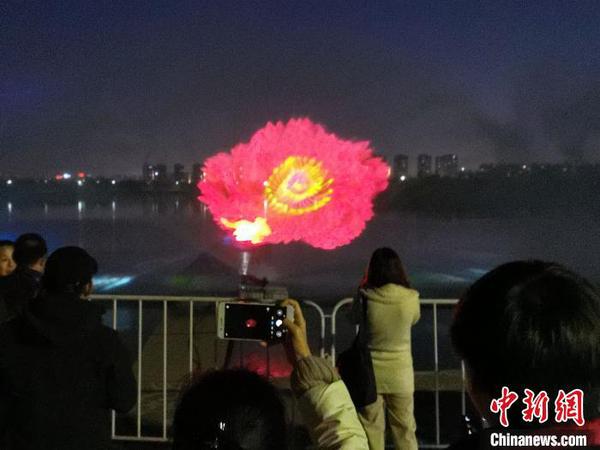 市民拿出手機(jī)拍下美麗畫面。　趙桂華 攝