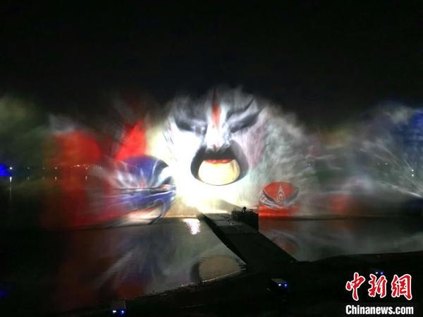 中國(guó)元素京劇臉譜。　趙桂華 攝