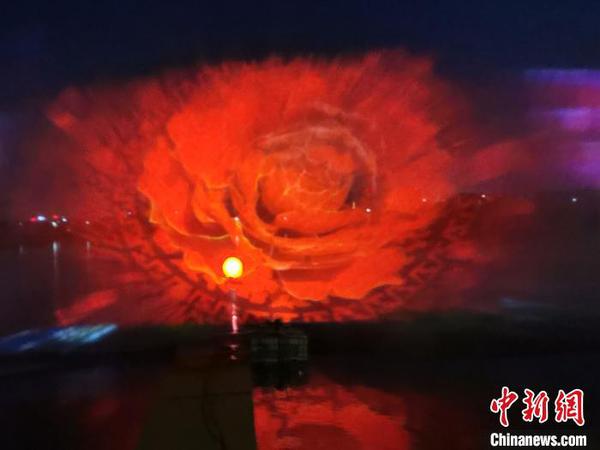 水面上升起巨大花朵?！≮w桂華 攝
