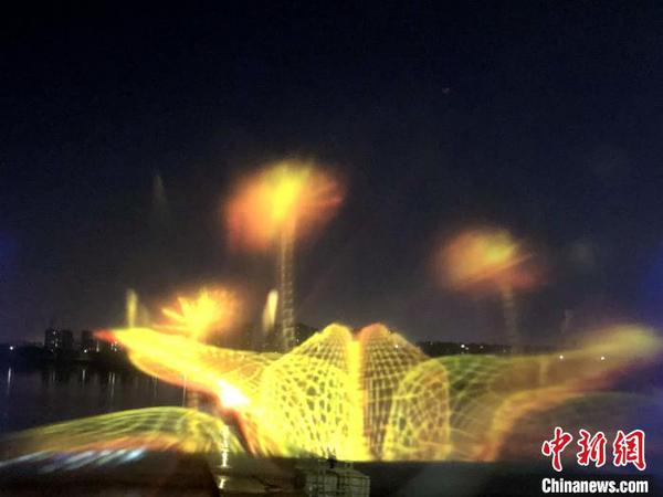 各色圖案絢麗奪目?！≮w桂華 攝