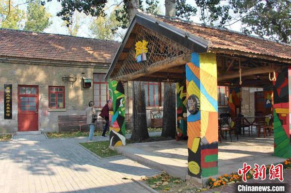 圖為“絲路綢語”文化創(chuàng)意園內(nèi)建有絲綢工業(yè)歷史展示館?！≮w曉 攝