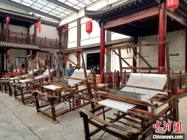 圖為中國柳疃絲綢文化博物館內(nèi)展出手工木織機?！≮w曉 攝