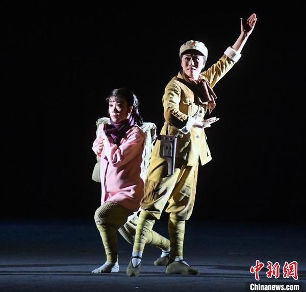 閩劇《生命》由一級演員、中國文化藝術(shù)政府獎文華表演獎獲得者、中國戲劇梅花獎得主周虹(右)和一級演員、中國戲劇梅花獎得主陳瓊(左)領(lǐng)銜主演?！∮浾邉⒖筛?攝