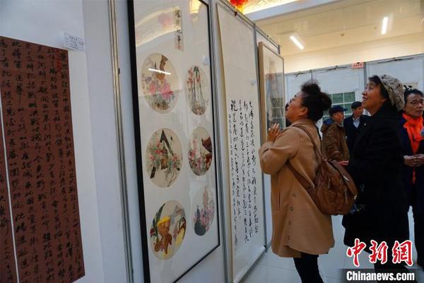 觀眾在欣賞獲獎作品?！±顣?攝